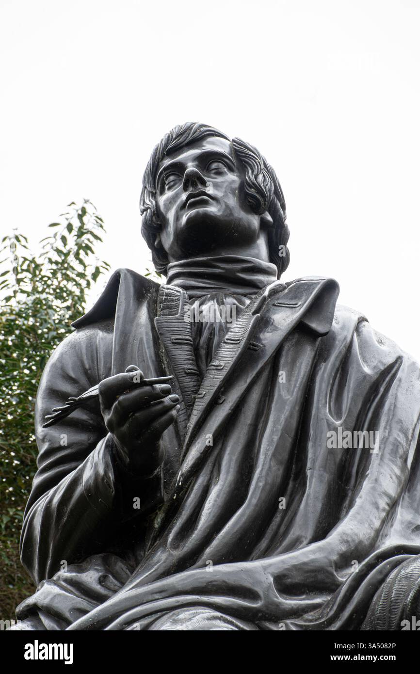 Statua in bronzo del poeta Robert Burns (1759 - 1796) a Victoria Embankment Gardens, Londra, Inghilterra, Regno Unito Foto Stock