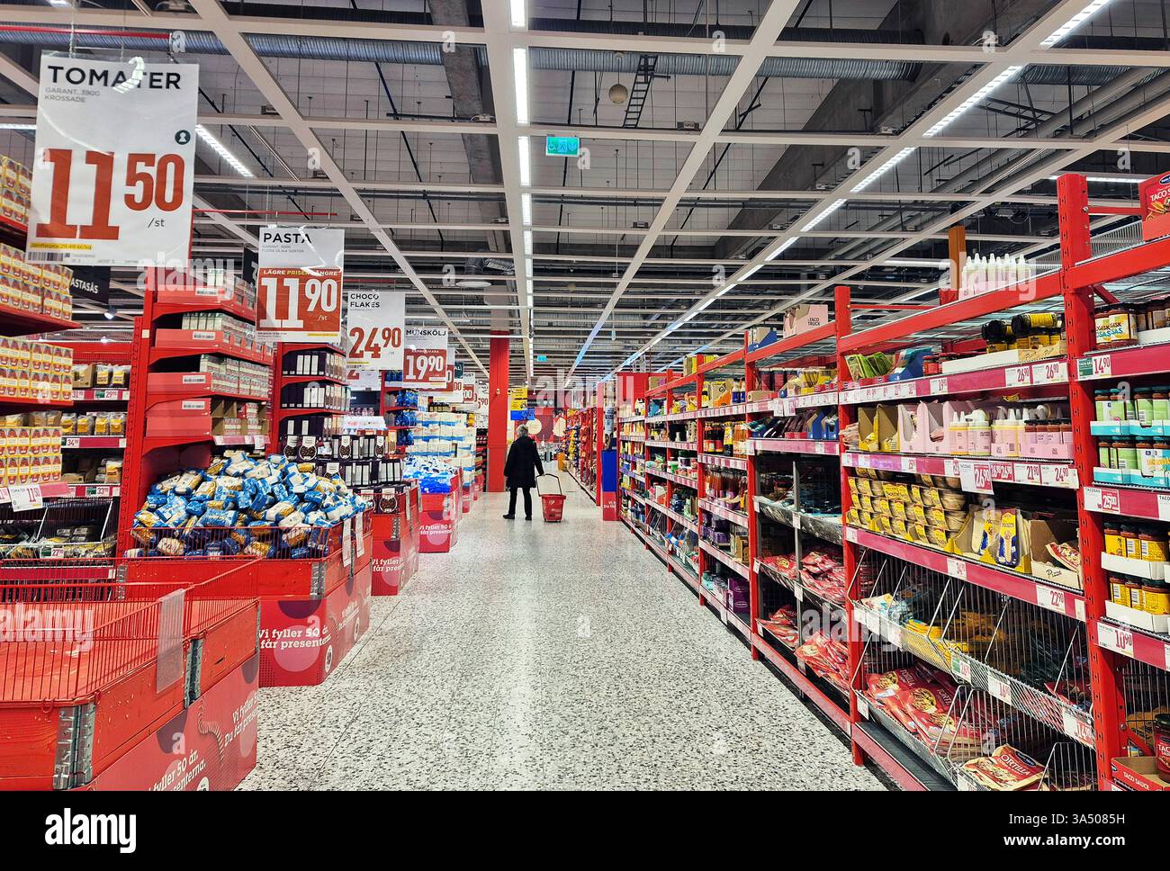 Alcuni clienti in un negozio di alimentari Willys a Motala, Svezia, martedì pomeriggio. Un boicottaggio guidato dai social media delle più grandi catene di supermercati svedesi, per protestare contro l'aumento dei costi della spesa questa settimana, è iniziato lunedì. Foto Stock