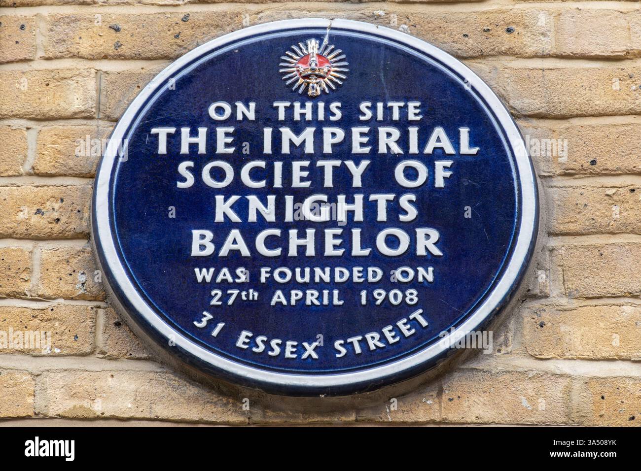 Targa blu al 31 di Essex Street, Londra, Inghilterra, Regno Unito, su questo sito la Imperial Society of Knights Bachelor fu fondata il 27 aprile 1908 Foto Stock