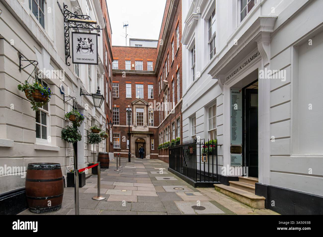 Veduta di Devereux Court, Londra, Inghilterra, Regno Unito, con l'insegna del pub e pub Devereux Foto Stock