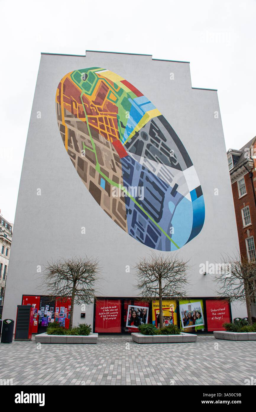 Grande murale chiamato Spectra di Tod Hanson, situato all'esterno del St Clement's Building, LSE London School of Economics and Political Science, Regno Unito Foto Stock