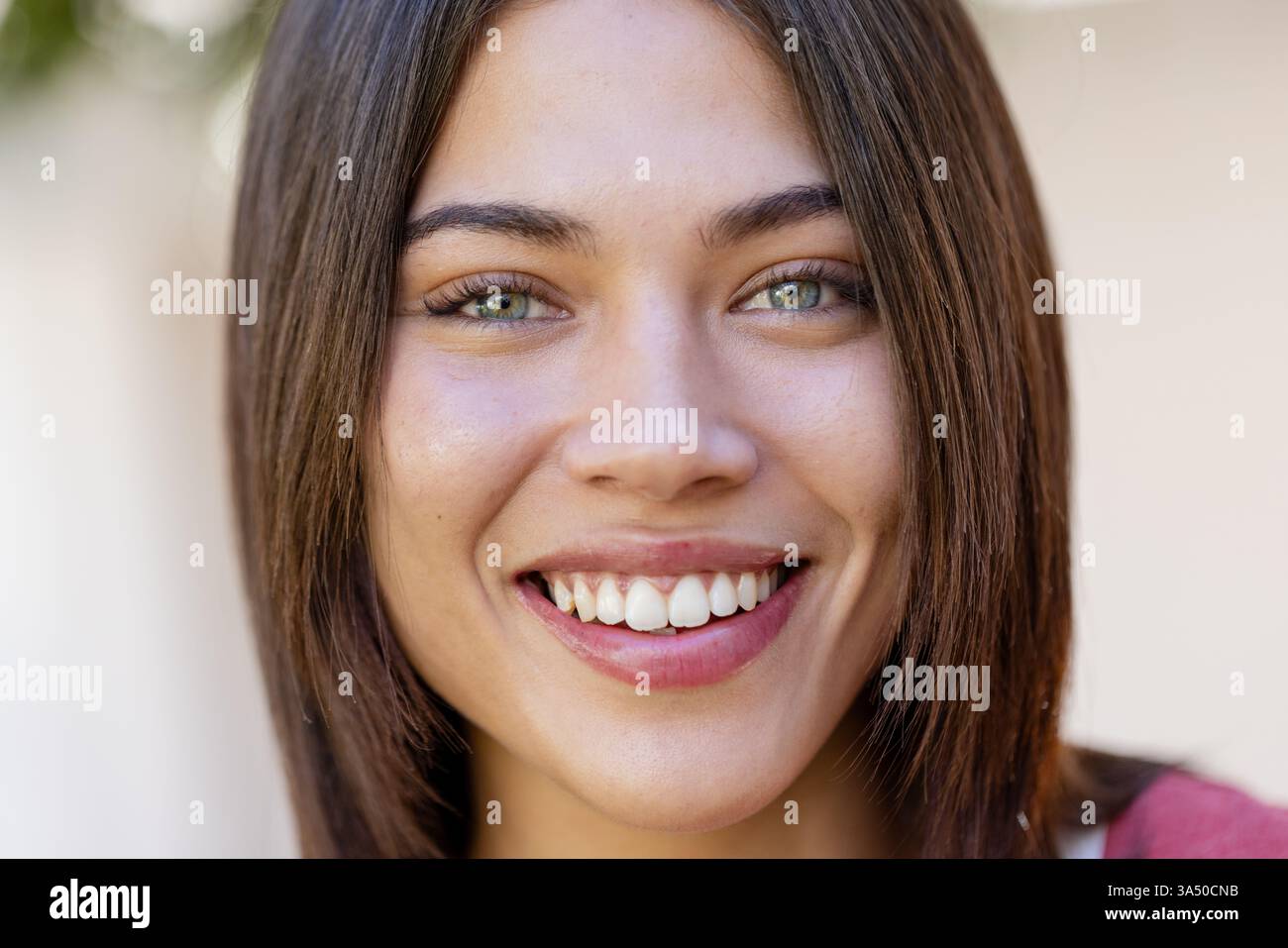 Donna sorridente in vacanza, felice e rilassata nella natura Foto Stock