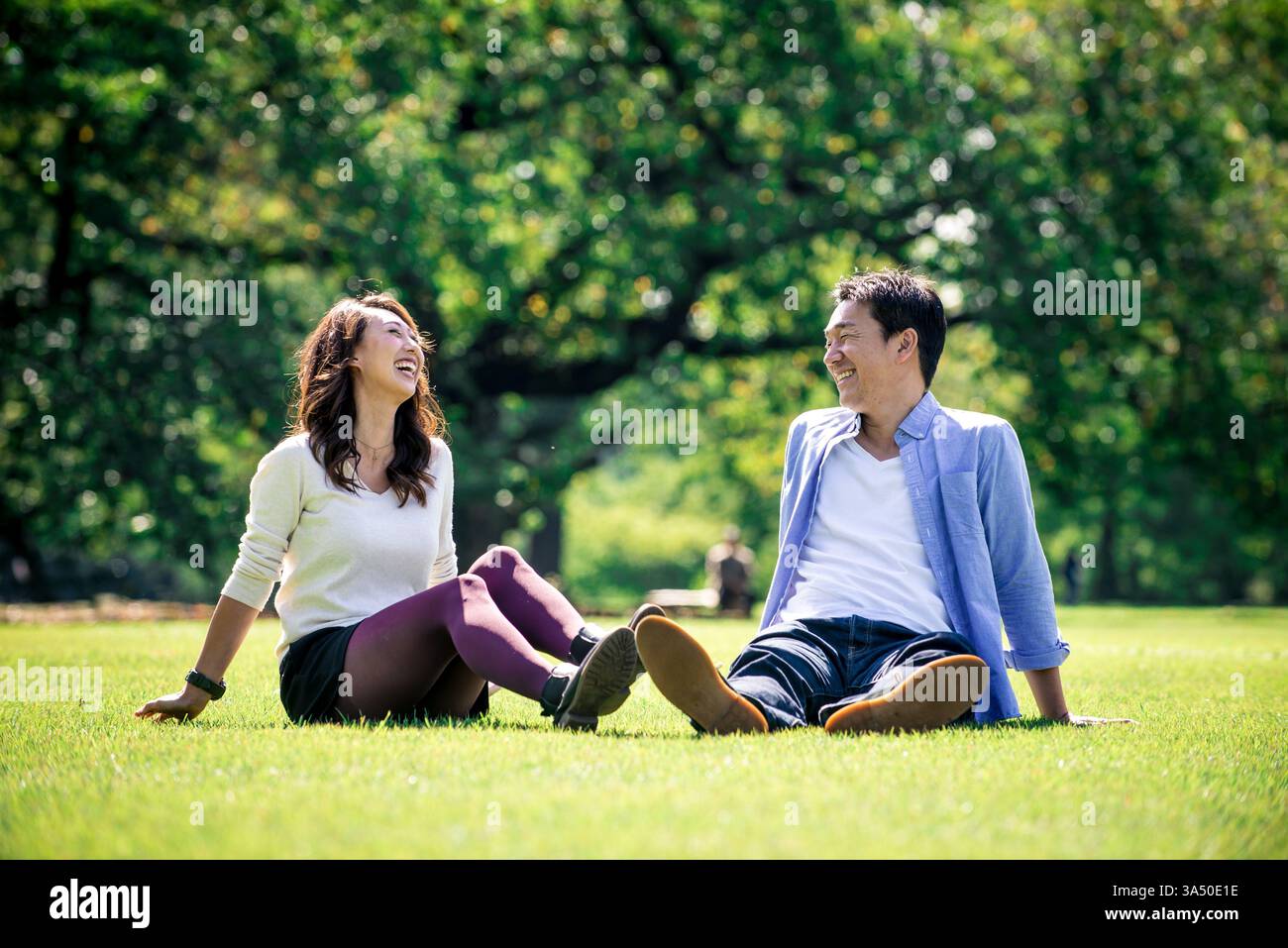 Coppia di mezza età a Tokyo che si diverte insieme in un giorno d'autunno soleggiato. Immagine di stile di vita urbano all'aperto adatta a viaggi, incontri o momenti culturali. Foto Stock