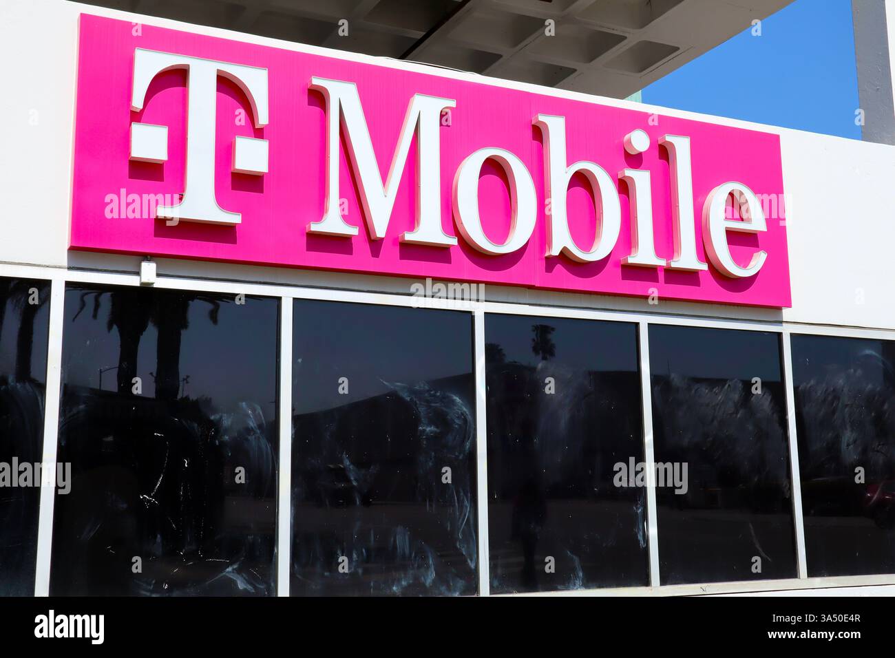 Cartello T-Mobile. Operatore di rete wireless con sede negli Stati Uniti Foto Stock