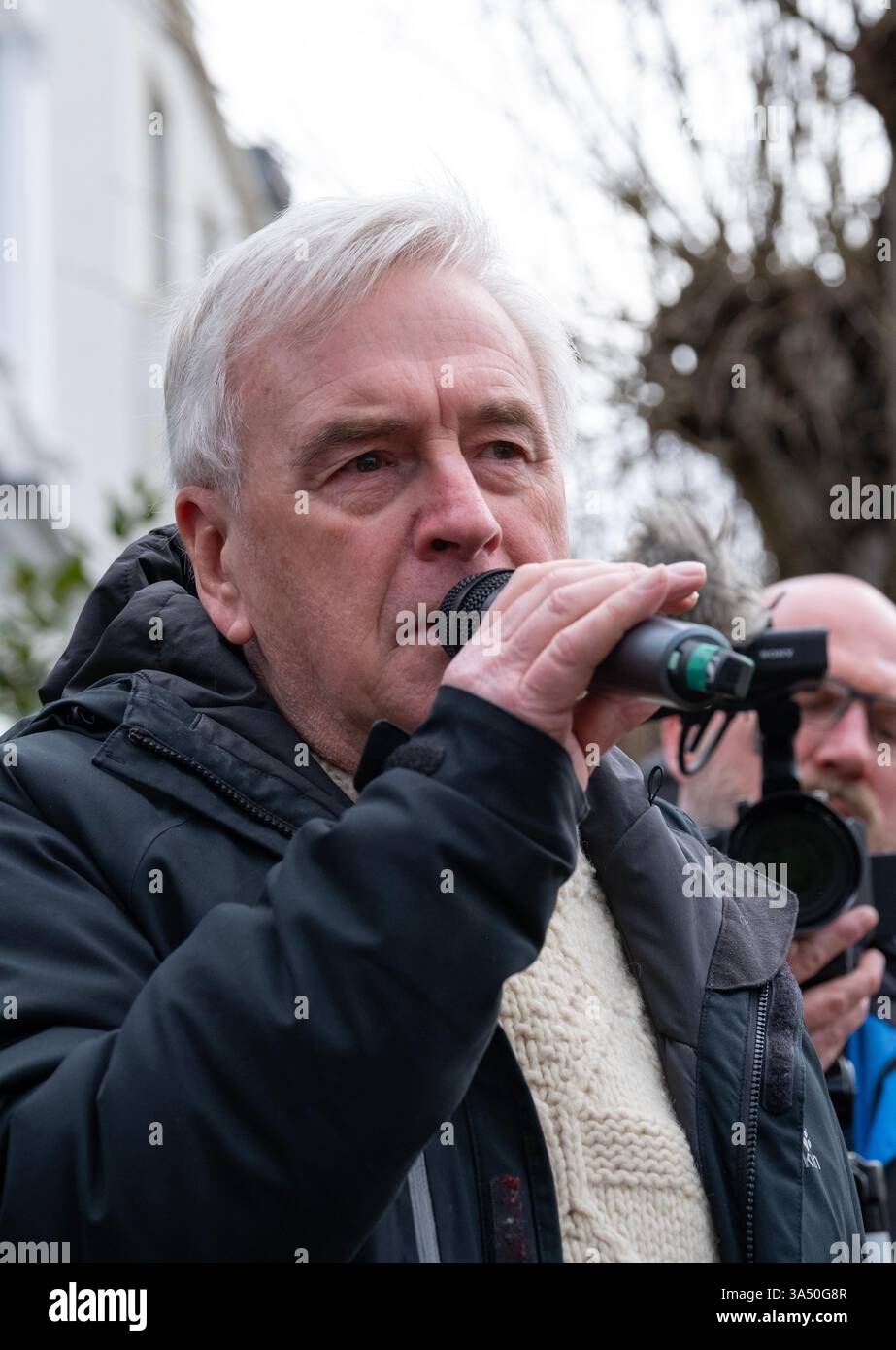 Londra, Regno Unito. 22 febbraio 2025. Il deputato britannico John McDonnell parla alle TRUPPE RUSSE FUORI! LA SOLIDARIETÀ CON L'UCRAINA si raduna a Londra. Protesta in occasione del terzo anniversario dell'invasione illegale russa dell'Ucraina. Foto Stock