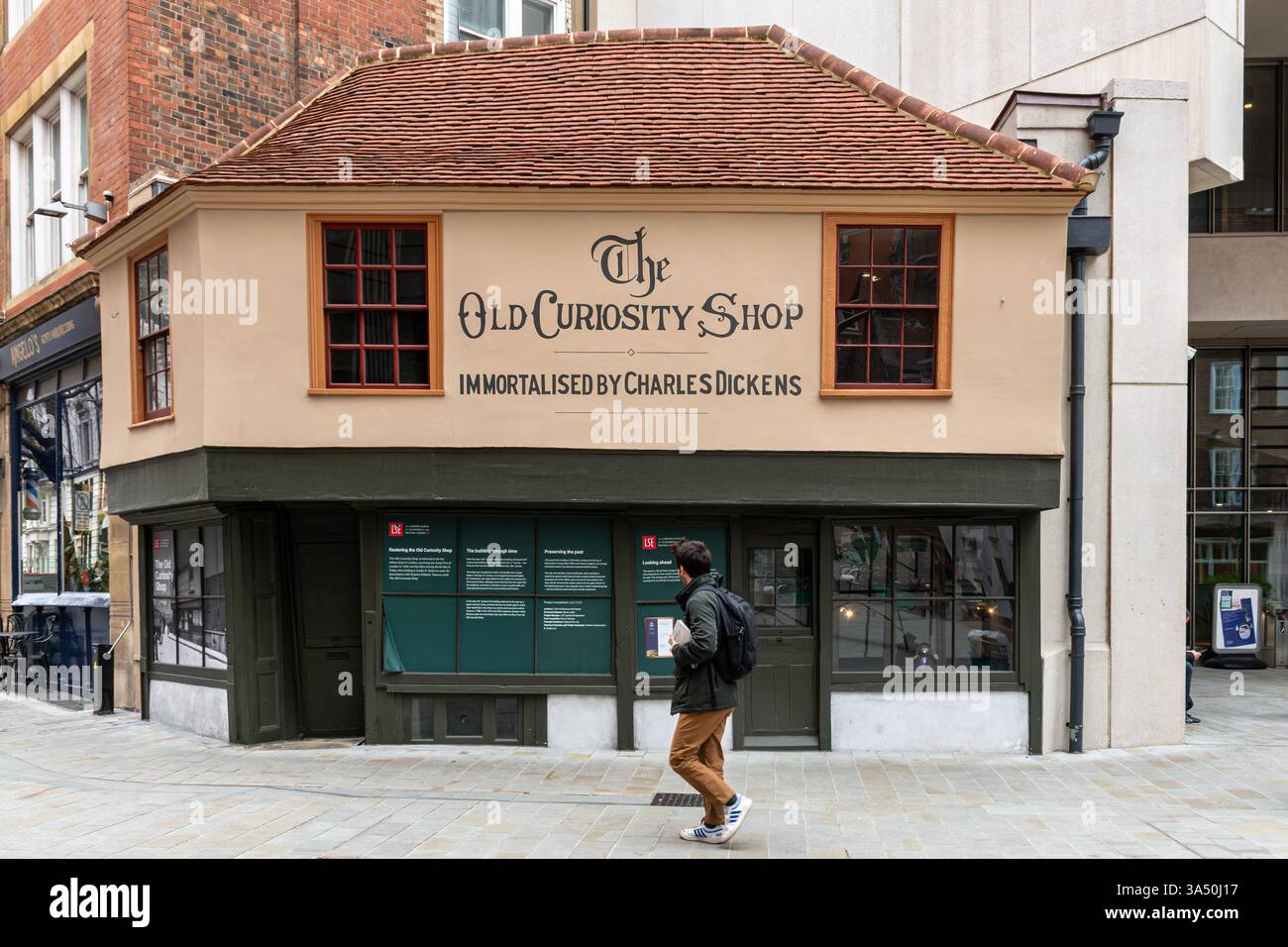 The Old Curiosity Shop, immortalato da Charles Dickens nel suo romanzo, Portsmouth Street, Londra, Inghilterra, Regno Unito Foto Stock