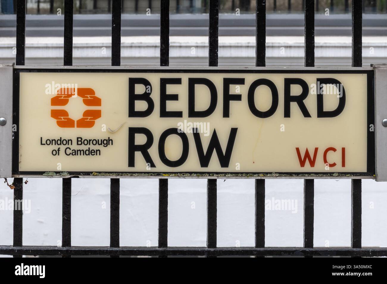 Cartello stradale Bedford Row nel borgo londinese di Camden, Inghilterra, Regno Unito Foto Stock