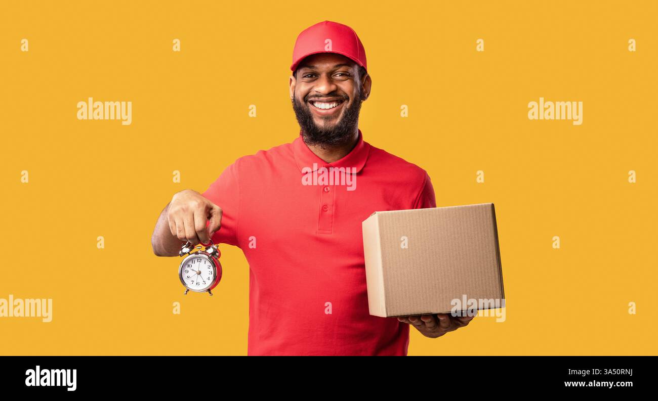 Consegna puntuale con un corriere con orologio e pacco su sfondo giallo brillante. Questo panorama comunica velocità, affidabilità e logistica per i servizi di consegna. Ideale per spedizioni, corrieri, e-commerce e marketing tempestivo. Foto Stock