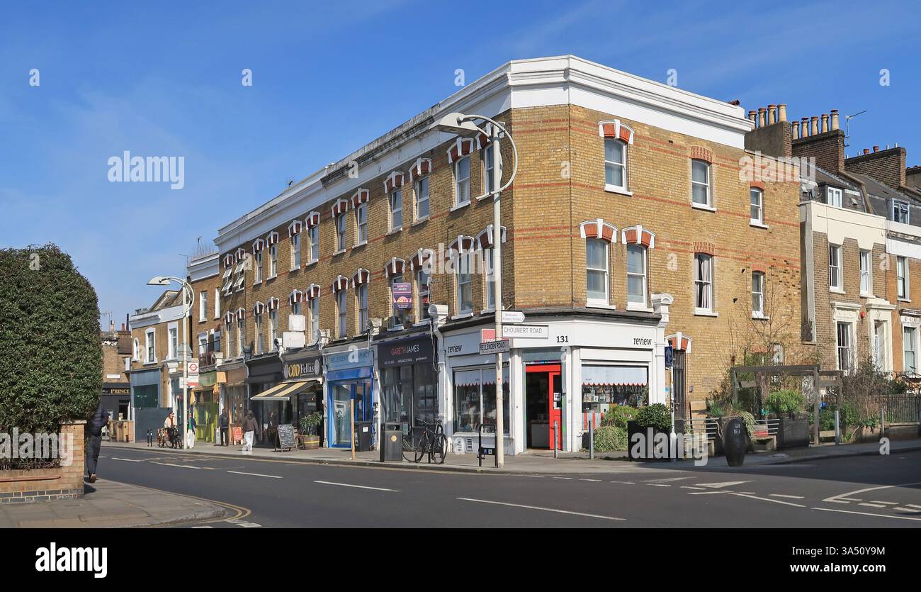 Negozi su Bellenden Road, Peckham, Londra, Regno Unito. La strada è diventata di moda, mentre questa zona un tempo fatiscente diventa più ricca. Foto Stock