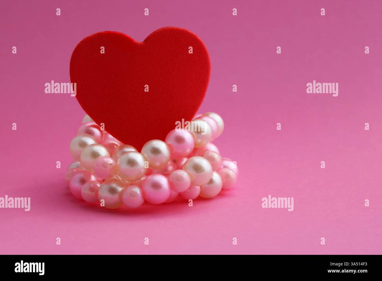 Amore per le perle, il cuore e la collana Foto Stock