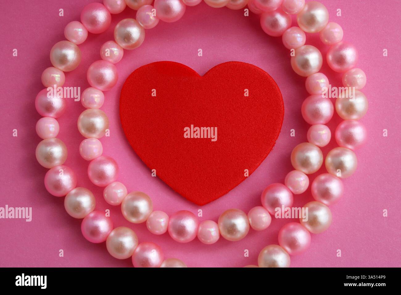 Collana di perle che circonda un cuore Foto Stock
