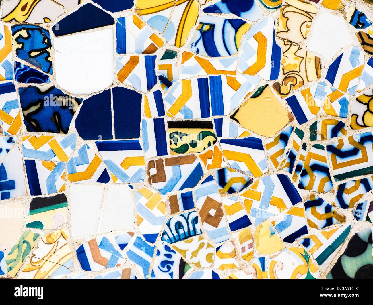 Dettaglio ravvicinato dell'iconica panchina in Piazza della natura o Plaza de la natura a Parc Güell, Barcellona. Foto Stock