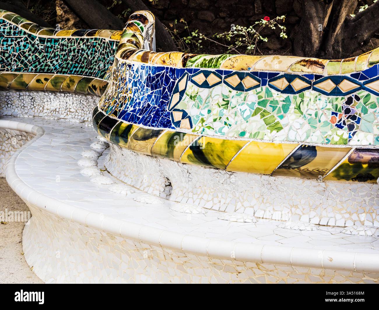 Parte dell'iconica panchina in Piazza della natura o Plaza de la natura nel Parc Güell, Barcellona. Foto Stock