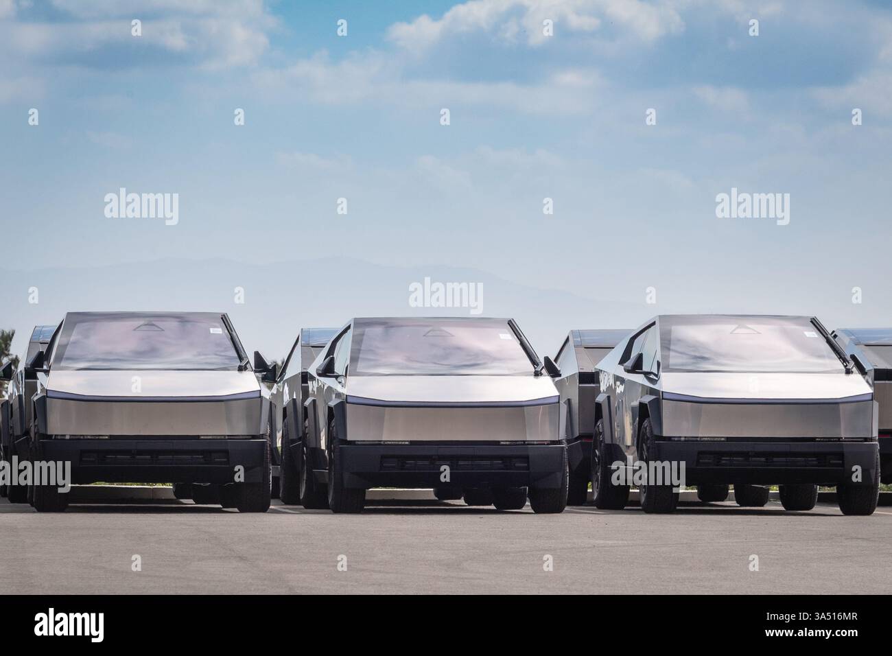 Tesla Electric Cybertrucks presso Upland, CA, centro di vendita, consegna e assistenza. Foto Stock