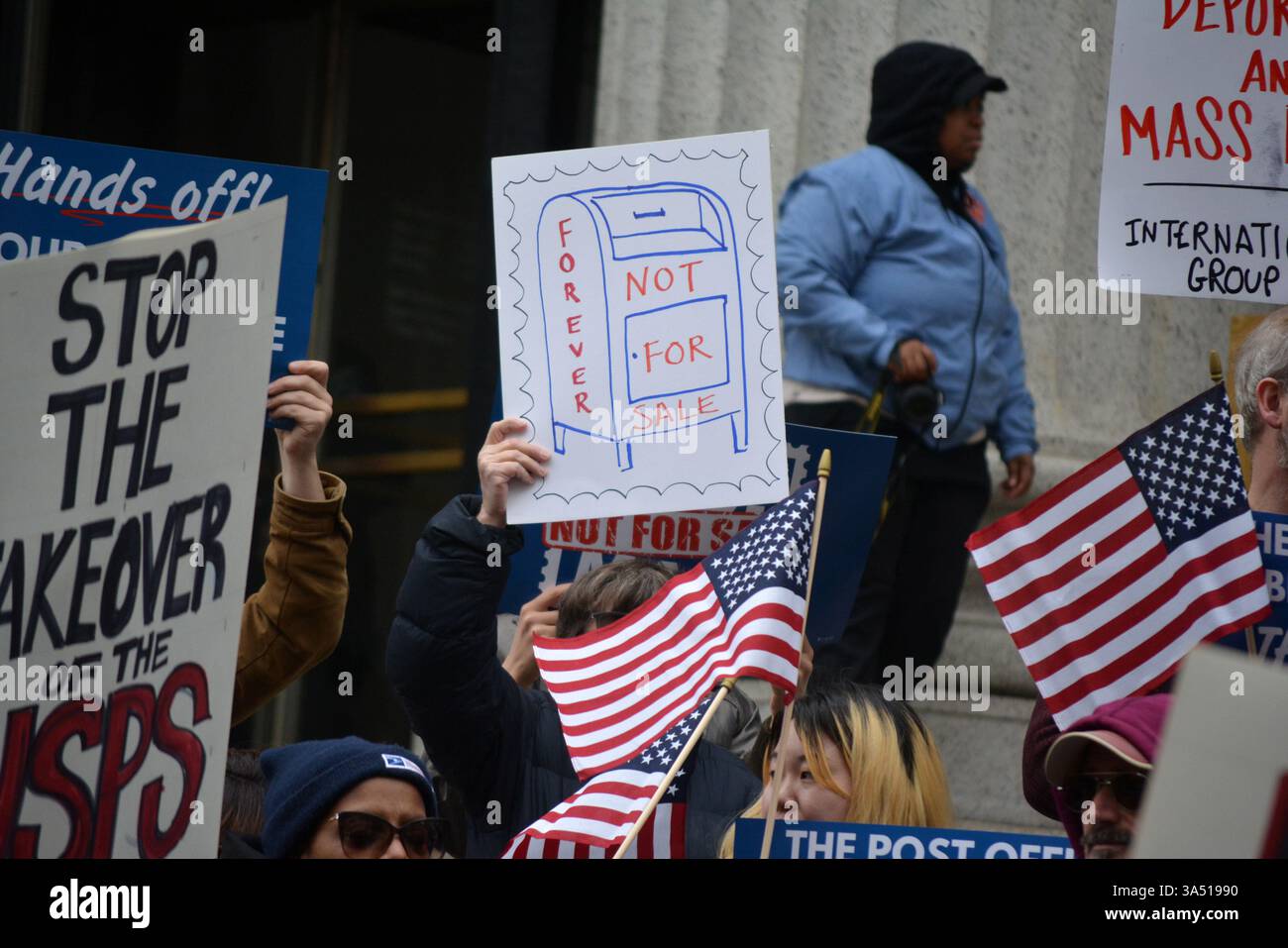 Persone con segnali in occasione di una manifestazione Protect the Postal Service contro potenziali privatizzazioni sotto l'amministrazione Trump a Midtown Manhattan. Foto Stock