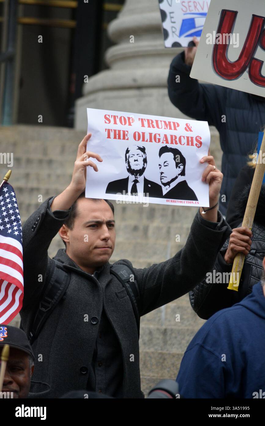Proteggi la manifestazione del servizio postale contro potenziali privatizzazioni sotto l'amministrazione Trump e IL DOGE a Midtown Manhattan. Foto Stock
