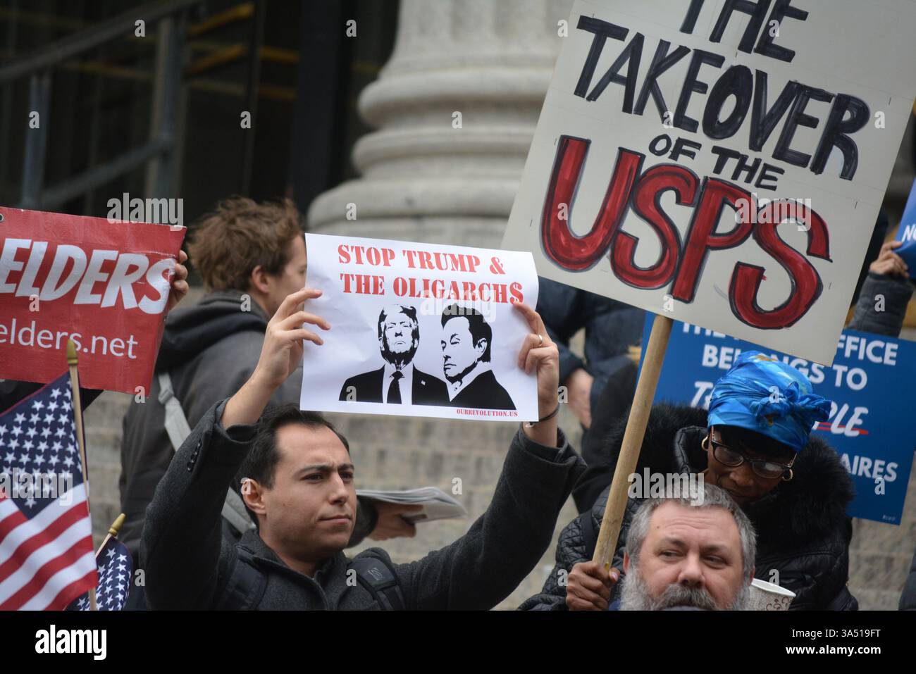Proteggi la manifestazione del servizio postale contro potenziali privatizzazioni sotto l'amministrazione Trump e IL DOGE a Midtown Manhattan. Foto Stock