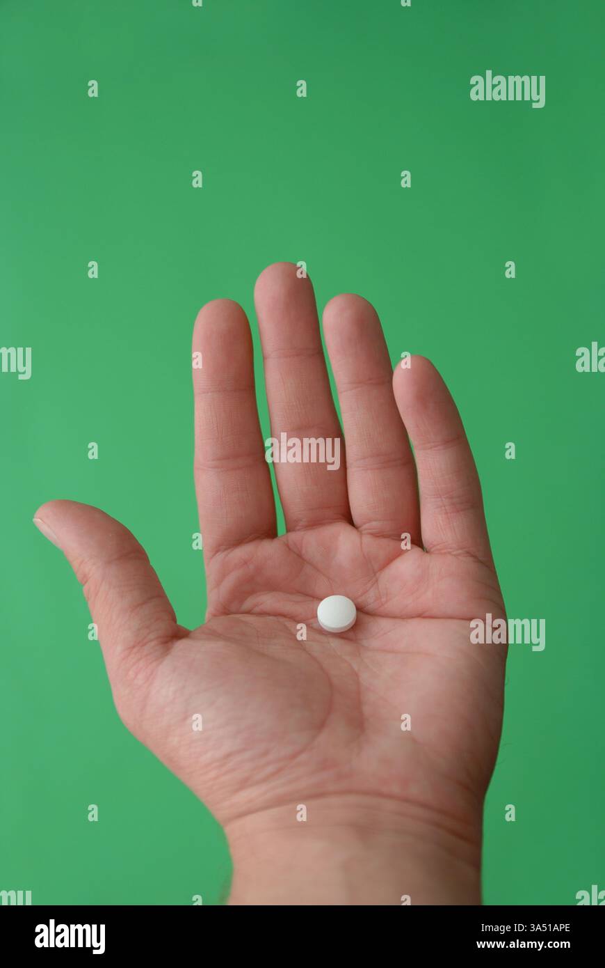 Primo piano di pillole tenute in mano, che mostrano compresse e capsule per i farmaci di tutti i giorni. Questa immagine mette in evidenza i prodotti farmaceutici e la sanità, adatti per argomenti su medicina, farmaci e trattamento. Ideale per campagne o articoli sulla sicurezza dei farmaci, la farmacia e la consapevolezza della salute. Foto Stock