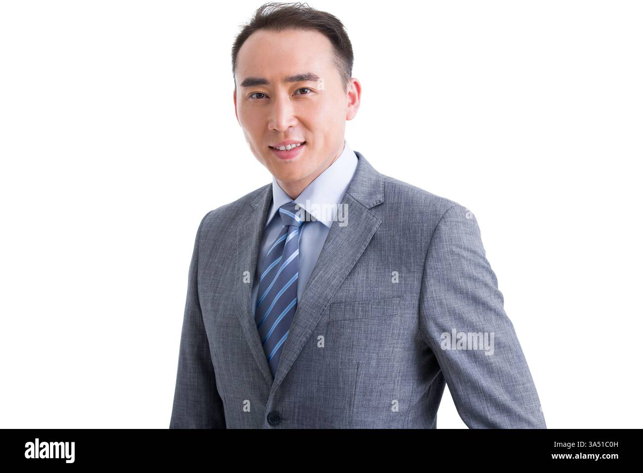 Uomo d'affari cinese maturo in tuta formale, che presenta un'immagine sicura e professionale. Questo ritratto da studio in vita su sfondo bianco enfatizza la leadership e l'acume degli affari. Foto Stock