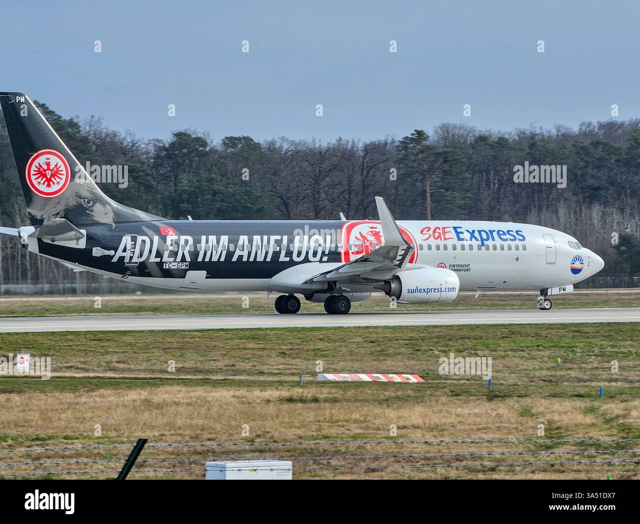 Francoforte sul meno, Assia Germania - 06 marzo 2024: SkyExpress Eintracht Frankfurt Livery TC-SPM Boeing 737-8MA Foto Stock