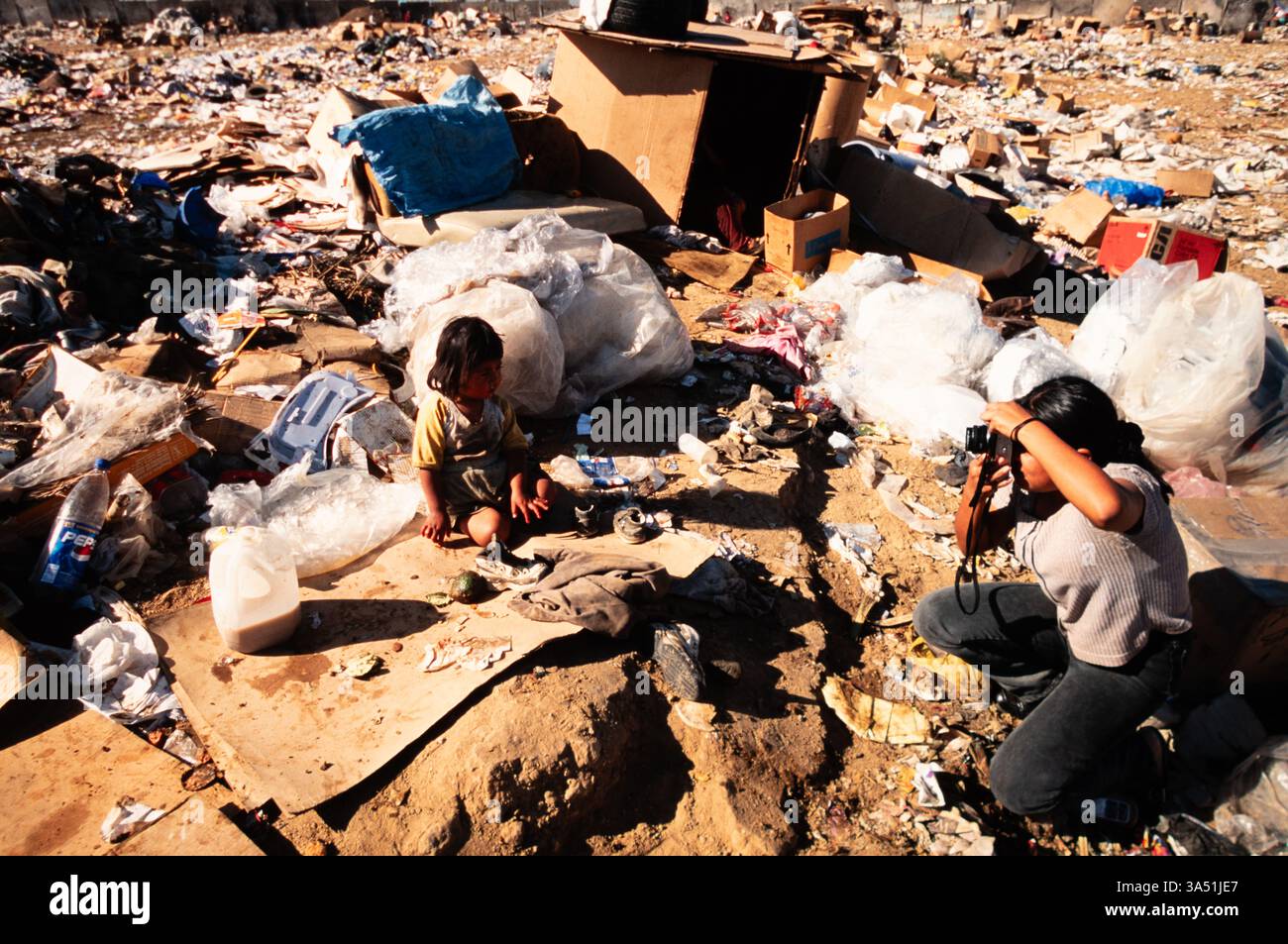 Studenti con la "Mari Sol Photo School" in missione su una spazzatura fuori città del Guatemala, Guatemala. Foto Stock