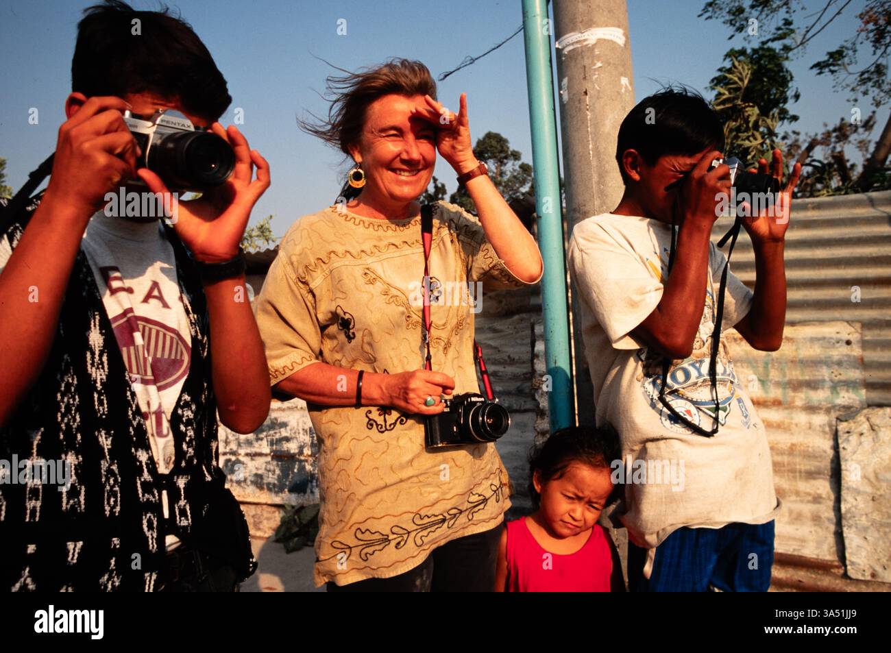 Studenti della "Mari Sol Photo School" con il loro istruttore, città del Guatemala, Guatemala. Foto Stock