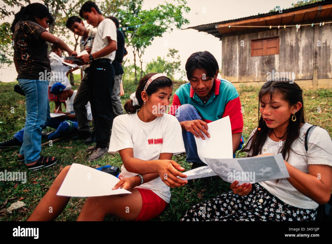 Studenti della "Mari Sol Photo School" che si guardano il lavoro dell'altro, città del Guatemala, Guatemala. Foto Stock