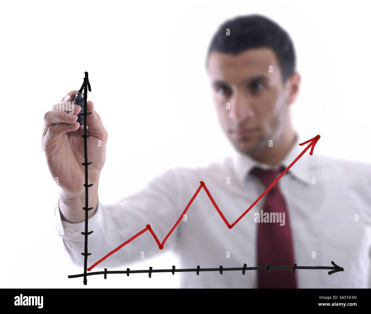 I professionisti del settore maschile del Medio Oriente disegnano un grafico a linee crescenti sullo spazio di copia in uno studio. Un'immagine concettuale per la crescita aziendale, l'analisi e le presentazioni. Foto Stock