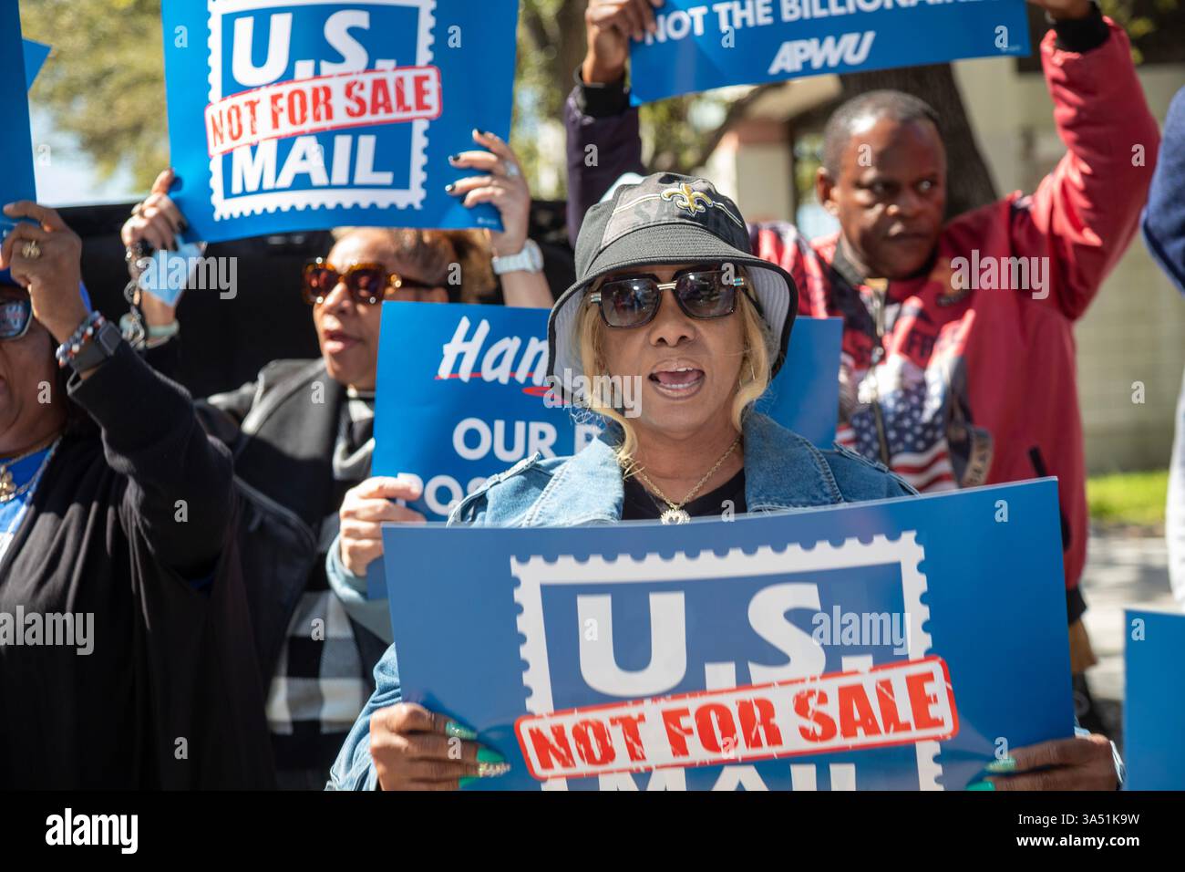 New Orleans, Louisiana, Stati Uniti. 20 marzo 2025. I lavoratori postali e i sostenitori di tutto il paese si sono mobilitati per impedire all'amministrazione Trump di spogliare il servizio postale degli Stati Uniti dalla sua indipendenza e forse privatizzarlo. L'Unione americana dei lavoratori postali afferma che ciò potrebbe portare a prezzi più elevati, a una riduzione dei servizi e alla distruzione di decine di migliaia di posti di lavoro sindacali. Crediti: Jim West/Alamy Live News Foto Stock