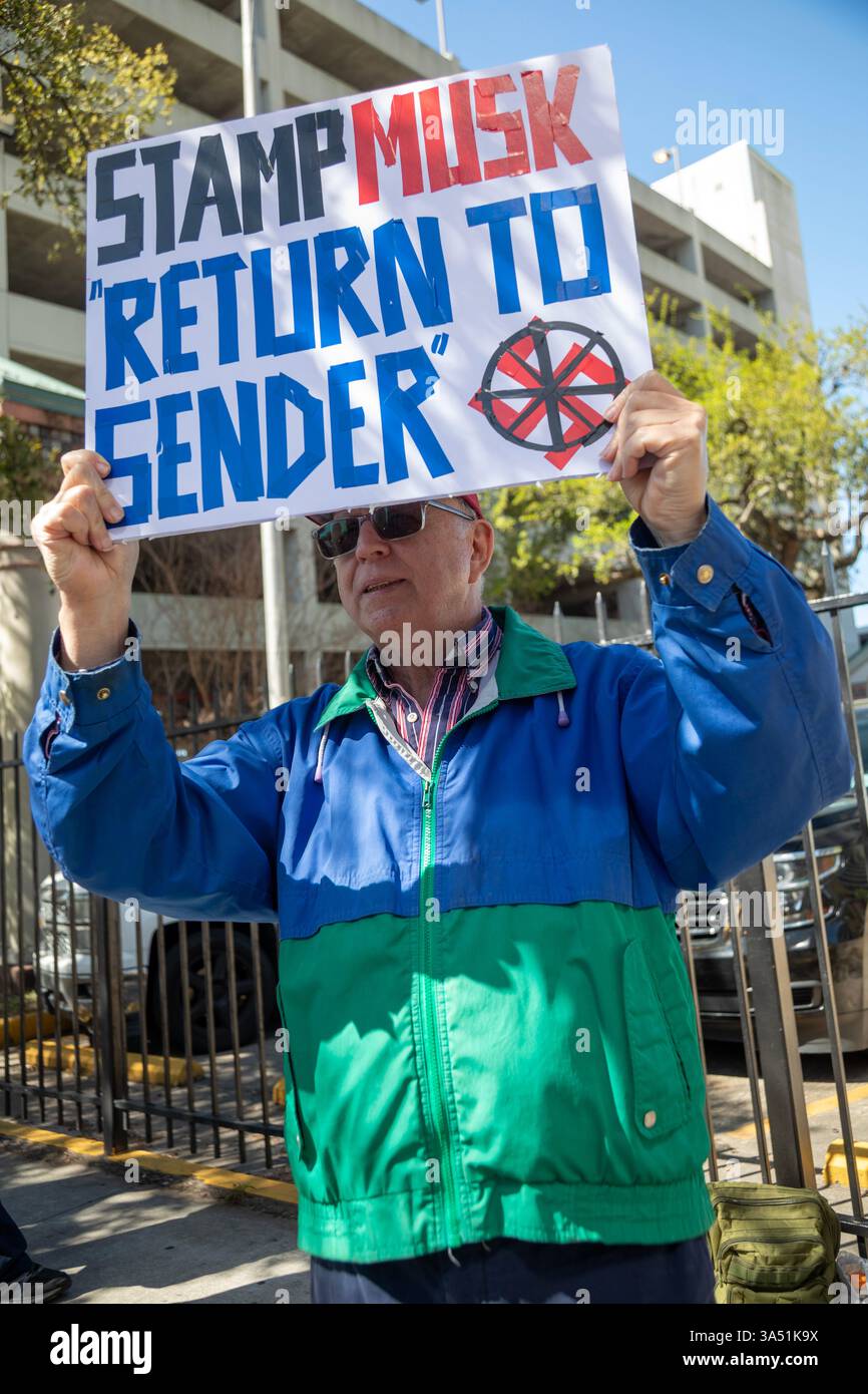 New Orleans, Louisiana, Stati Uniti. 20 marzo 2025. I lavoratori postali e i sostenitori di tutto il paese si sono mobilitati per impedire all'amministrazione Trump di spogliare il servizio postale degli Stati Uniti dalla sua indipendenza e forse privatizzarlo. L'Unione americana dei lavoratori postali afferma che ciò potrebbe portare a prezzi più elevati, a una riduzione dei servizi e alla distruzione di decine di migliaia di posti di lavoro sindacali. Crediti: Jim West/Alamy Live News Foto Stock