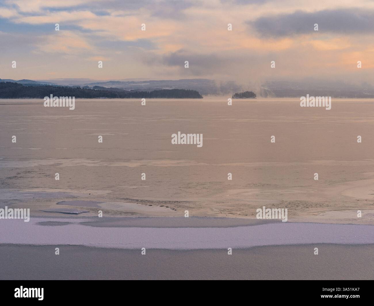 Vista verso la piccola isola Steinsholmen nel lago Mjøsa, dove si trovano le antiche rovine di Mjøskastellet. Foto Stock