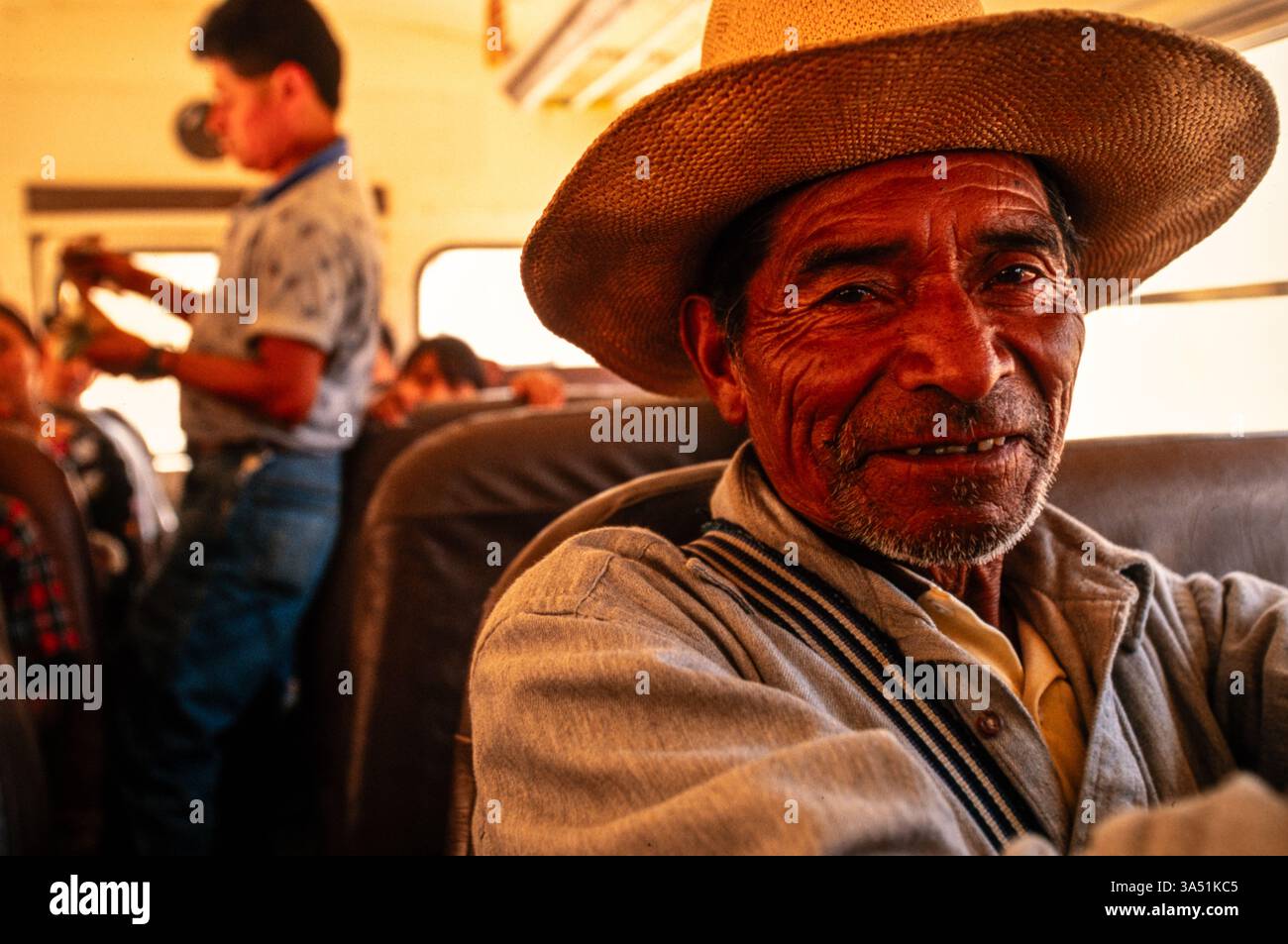 Passeggeri su un autobus in una zona rurale, Guatemala. Foto Stock