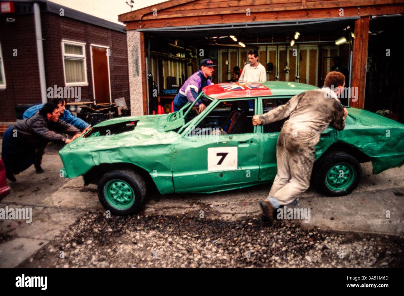 Un programma di riabilitazione per i giovani trasgressori nel nord dell'Inghilterra, dove i membri del programma costruiscono e gareggiano con una stock car. Foto Stock