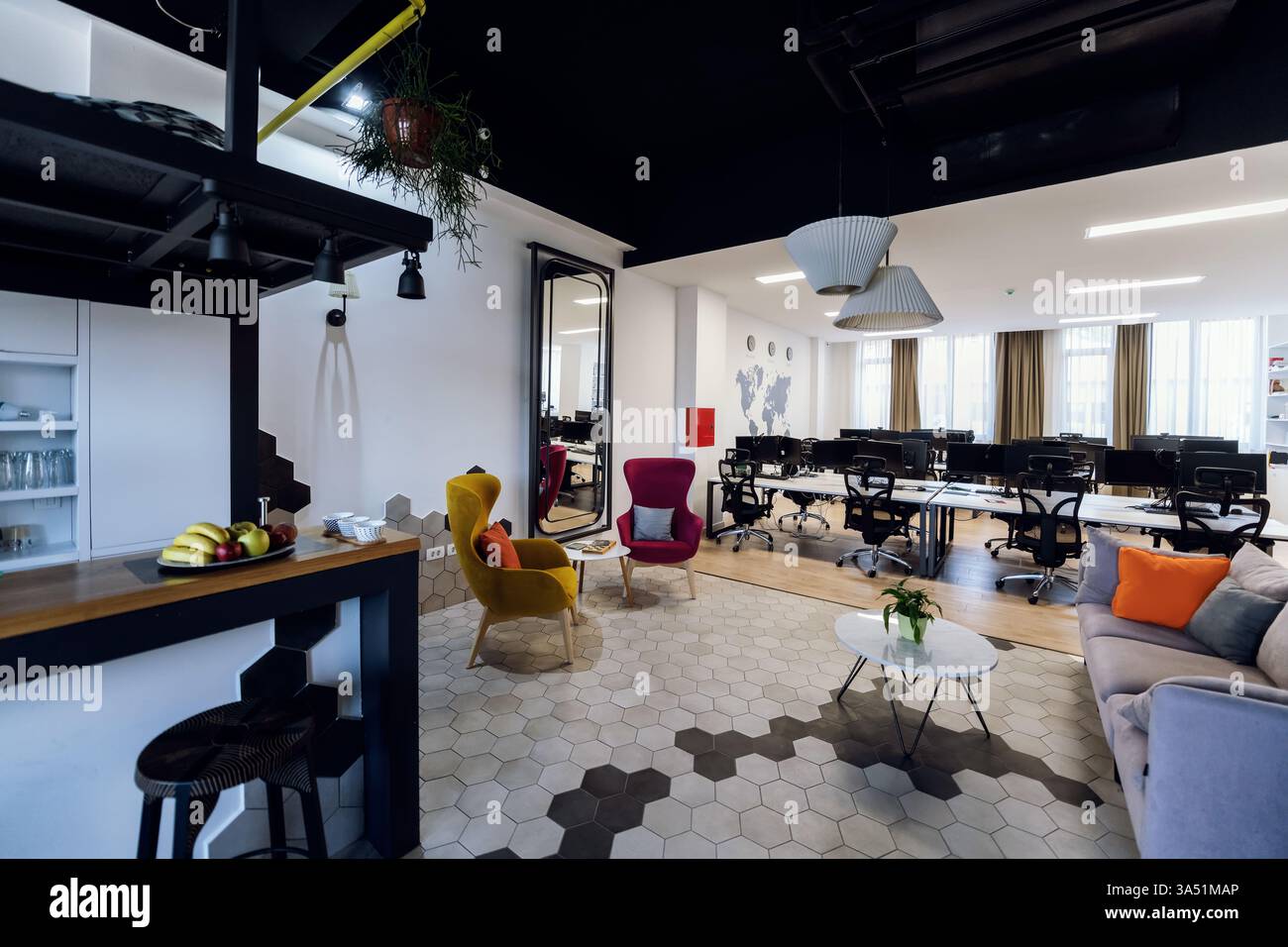 Interni vuoti di un moderno ufficio open-space con mobili eleganti e pareti divisorie in vetro. L'attenzione selettiva mette in evidenza il design pulito e minimalista, pronto per i modelli di branding o marketing. Uno sfondo versatile per le comunicazioni aziendali, la tecnologia o i temi dello stile di vita aziendale. Foto Stock