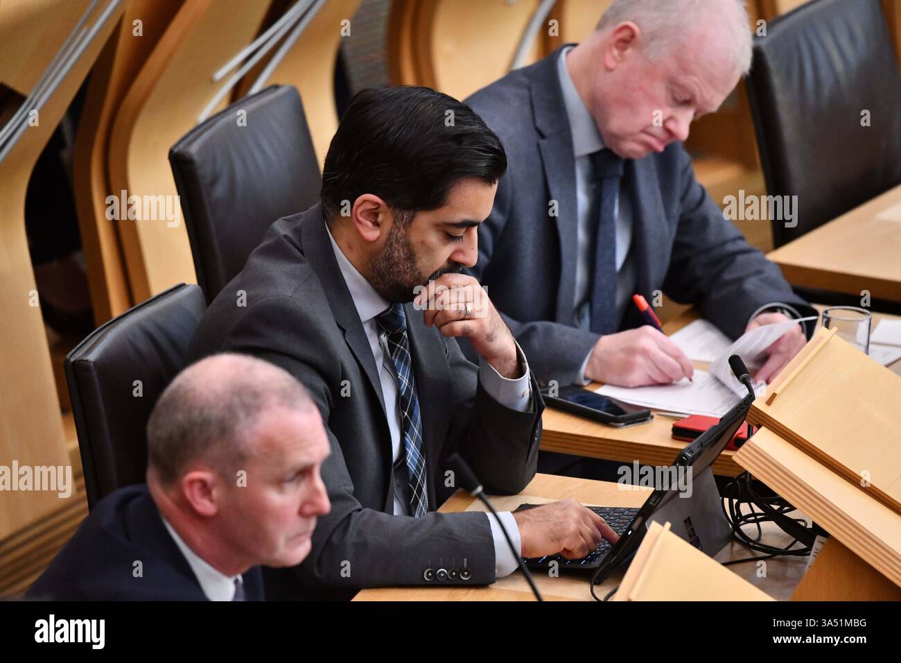 Edimburgo, Scozia, Regno Unito. 20 marzo 2025. NELLA FOTO: Hamza Yousaf MSP, ex primo ministro scozzese. Sessione settimanale delle domande dei primi ministri (QFP) all'interno della camera e dei corridoi a Holyrood al Parlamento scozzese. Crediti: Colin D Fisher crediti: Colin Fisher/Alamy Live News Foto Stock