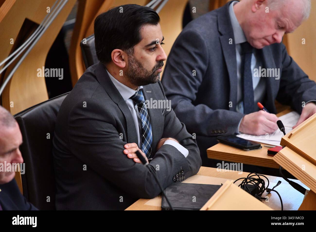 Edimburgo, Scozia, Regno Unito. 20 marzo 2025. NELLA FOTO: Hamza Yousaf MSP, ex primo ministro scozzese. Sessione settimanale delle domande dei primi ministri (QFP) all'interno della camera e dei corridoi a Holyrood al Parlamento scozzese. Crediti: Colin D Fisher crediti: Colin Fisher/Alamy Live News Foto Stock