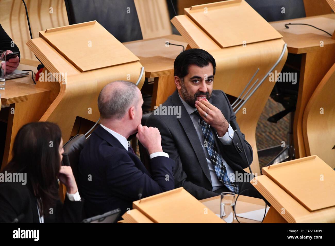 Edimburgo, Scozia, Regno Unito. 20 marzo 2025. NELLA FOTO: (C) Michael Matheson MSP; (R) Humza Yousaf MSP, ex primo ministro scozzese. Sessione settimanale delle domande dei primi ministri (QFP) all'interno della camera e dei corridoi a Holyrood al Parlamento scozzese. Crediti: Colin D Fisher crediti: Colin Fisher/Alamy Live News Foto Stock
