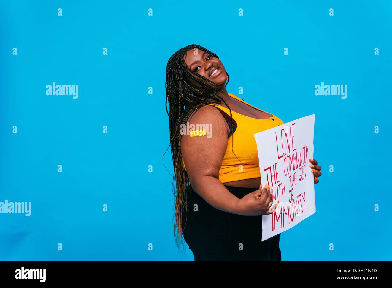 Campagna di vaccinazione contro la COVID-19 in una clinica con persone che ricevono vaccini da medici e infermieri. L'immagine sottolinea l'immunizzazione, l'assistenza sanitaria e le procedure mediche sicure. Ottimo per campagne sanitarie, messaggi sulla salute pubblica e campagne di vaccinazione. Foto Stock