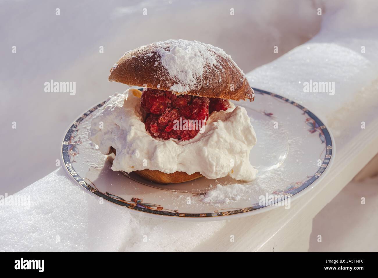 panino con panna, lamponi e farina Foto Stock