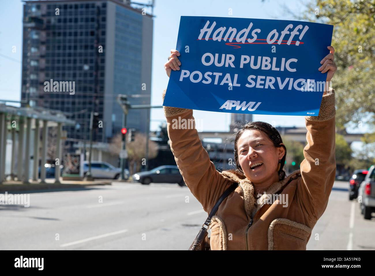 New Orleans, Louisiana, Stati Uniti. 20 marzo 2025. I lavoratori postali e i sostenitori di tutto il paese si sono mobilitati per impedire all'amministrazione Trump di spogliare il servizio postale degli Stati Uniti dalla sua indipendenza e forse privatizzarlo. L'Unione americana dei lavoratori postali afferma che ciò potrebbe portare a prezzi più elevati, a una riduzione dei servizi e alla distruzione di decine di migliaia di posti di lavoro sindacali. Crediti: Jim West/Alamy Live News Foto Stock