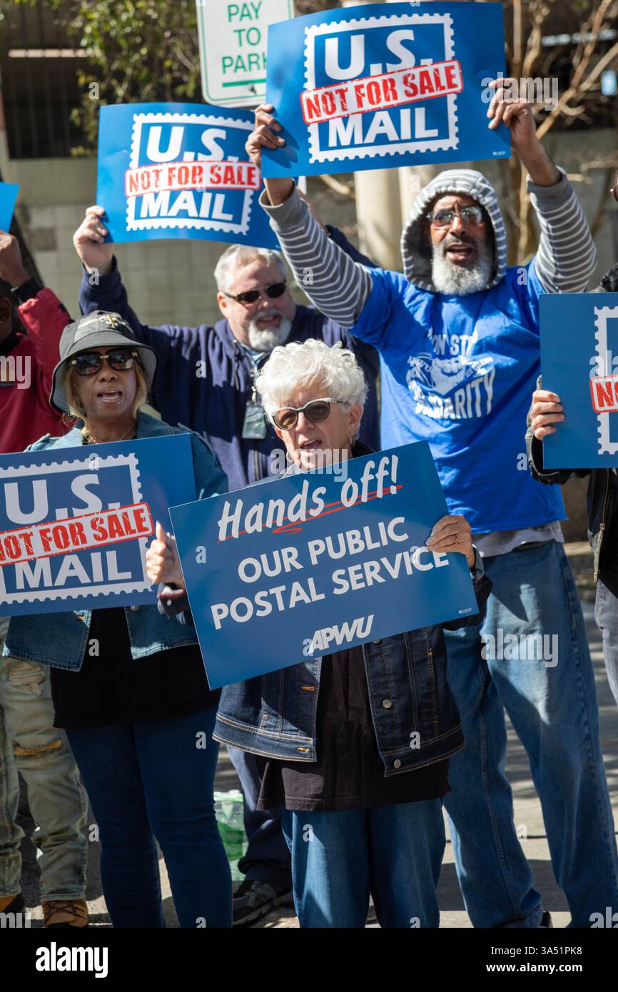 New Orleans, Louisiana, Stati Uniti. 20 marzo 2025. I lavoratori postali e i sostenitori di tutto il paese si sono mobilitati per impedire all'amministrazione Trump di spogliare il servizio postale degli Stati Uniti dalla sua indipendenza e forse privatizzarlo. L'Unione americana dei lavoratori postali afferma che ciò potrebbe portare a prezzi più elevati, a una riduzione dei servizi e alla distruzione di decine di migliaia di posti di lavoro sindacali. Crediti: Jim West/Alamy Live News Foto Stock