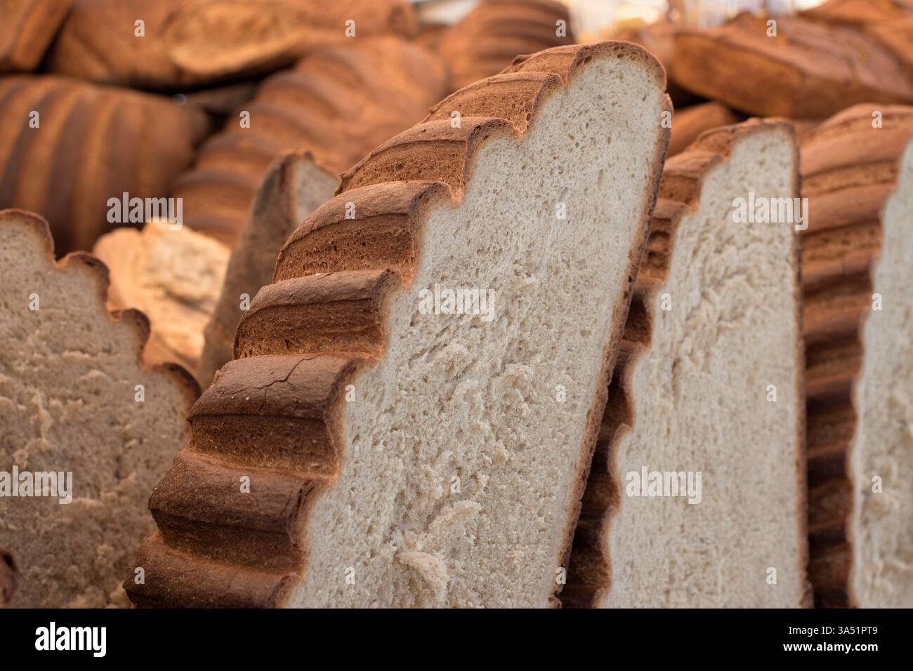 Pane grande appena sfornato. Panetteria tradizionale dell'Anatolia Foto Stock