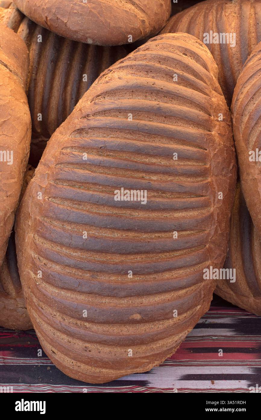 Pane grande appena sfornato. Panetteria tradizionale dell'Anatolia Foto Stock