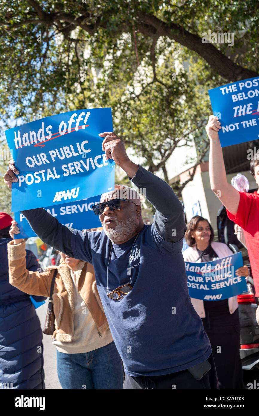 New Orleans, Louisiana, Stati Uniti. 20 marzo 2025. I lavoratori postali e i sostenitori di tutto il paese si sono mobilitati per impedire all'amministrazione Trump di spogliare il servizio postale degli Stati Uniti dalla sua indipendenza e forse privatizzarlo. L'Unione americana dei lavoratori postali afferma che ciò potrebbe portare a prezzi più elevati, a una riduzione dei servizi e alla distruzione di decine di migliaia di posti di lavoro sindacali. Il presidente dell'APWU di New Orleans Leroy Chapman Jr. Ha guidato la protesta. Crediti: Jim West/Alamy Live News Foto Stock