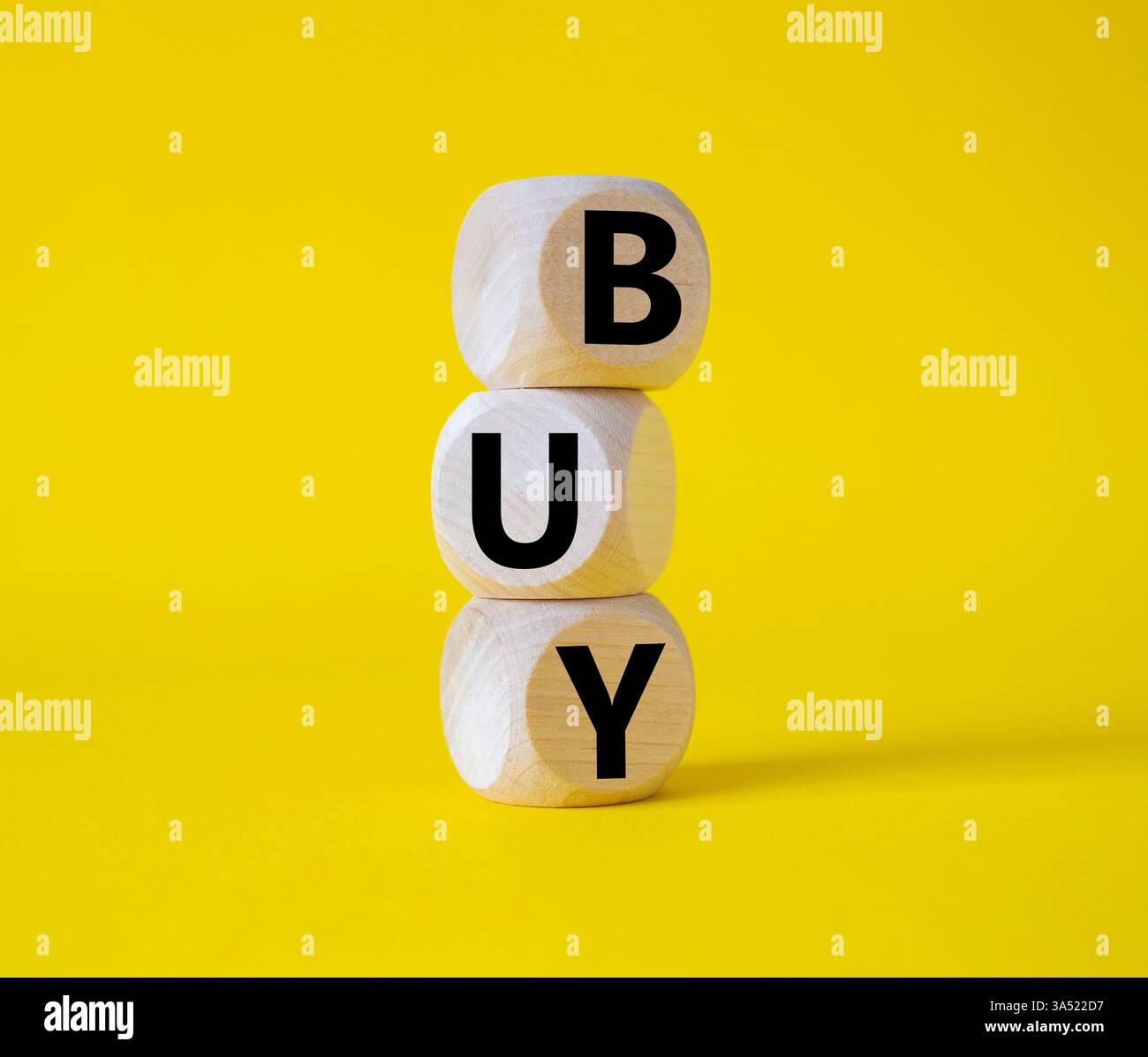 BPM - simbolo di Business Process Management. Cubi di legno con parole BPM. Bellissimo sfondo giallo. Business e BPM. Copia spazio. Foto Stock