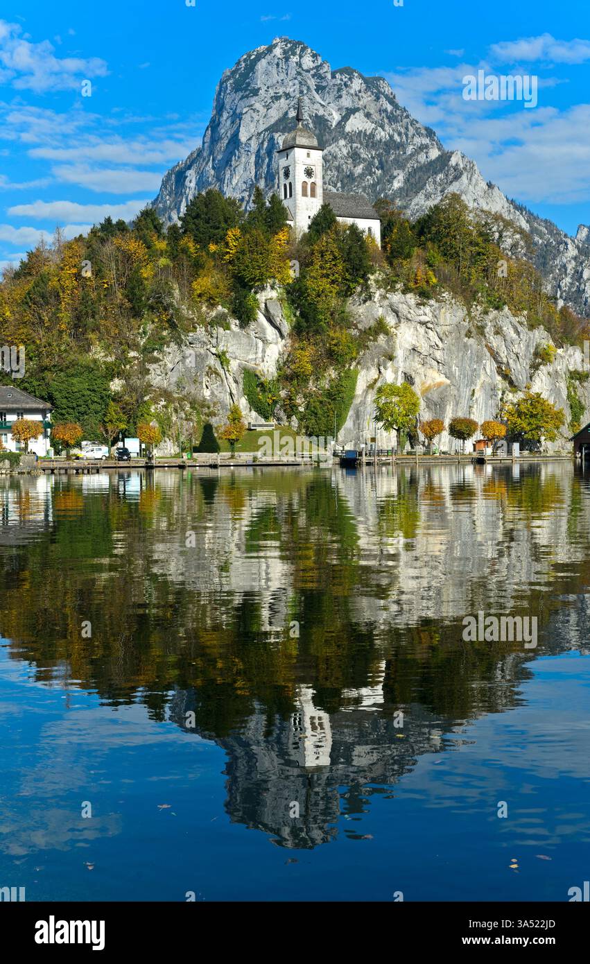 Lago Traunsee e la città di Traunkirchen con la Cappella di Johannesberg di fronte alla vetta del Traunstein, Traunkirchen, Salzkammergut, Austria Foto Stock