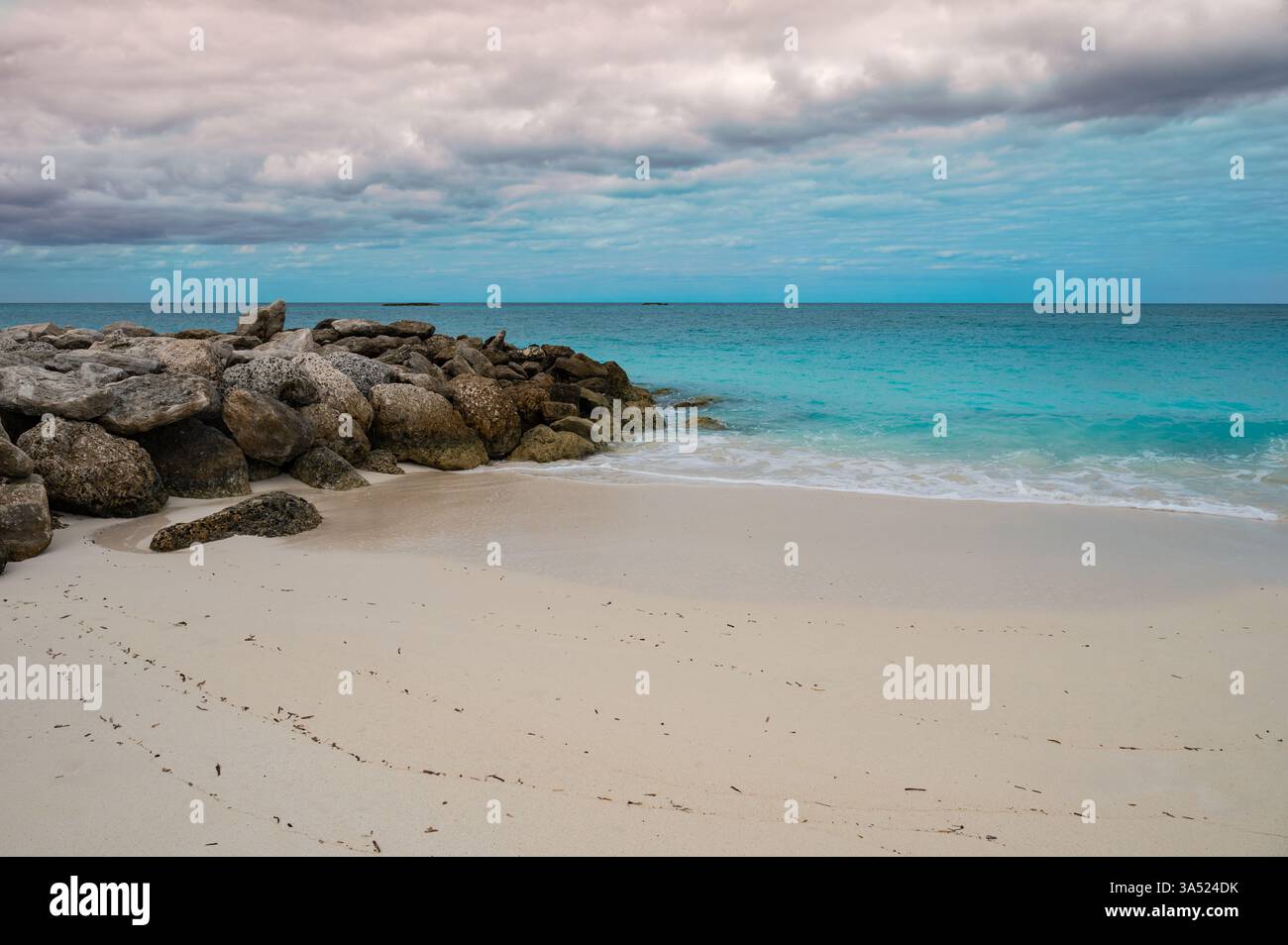 Spiaggia di Bimini con rocce alle Bahamas Foto Stock