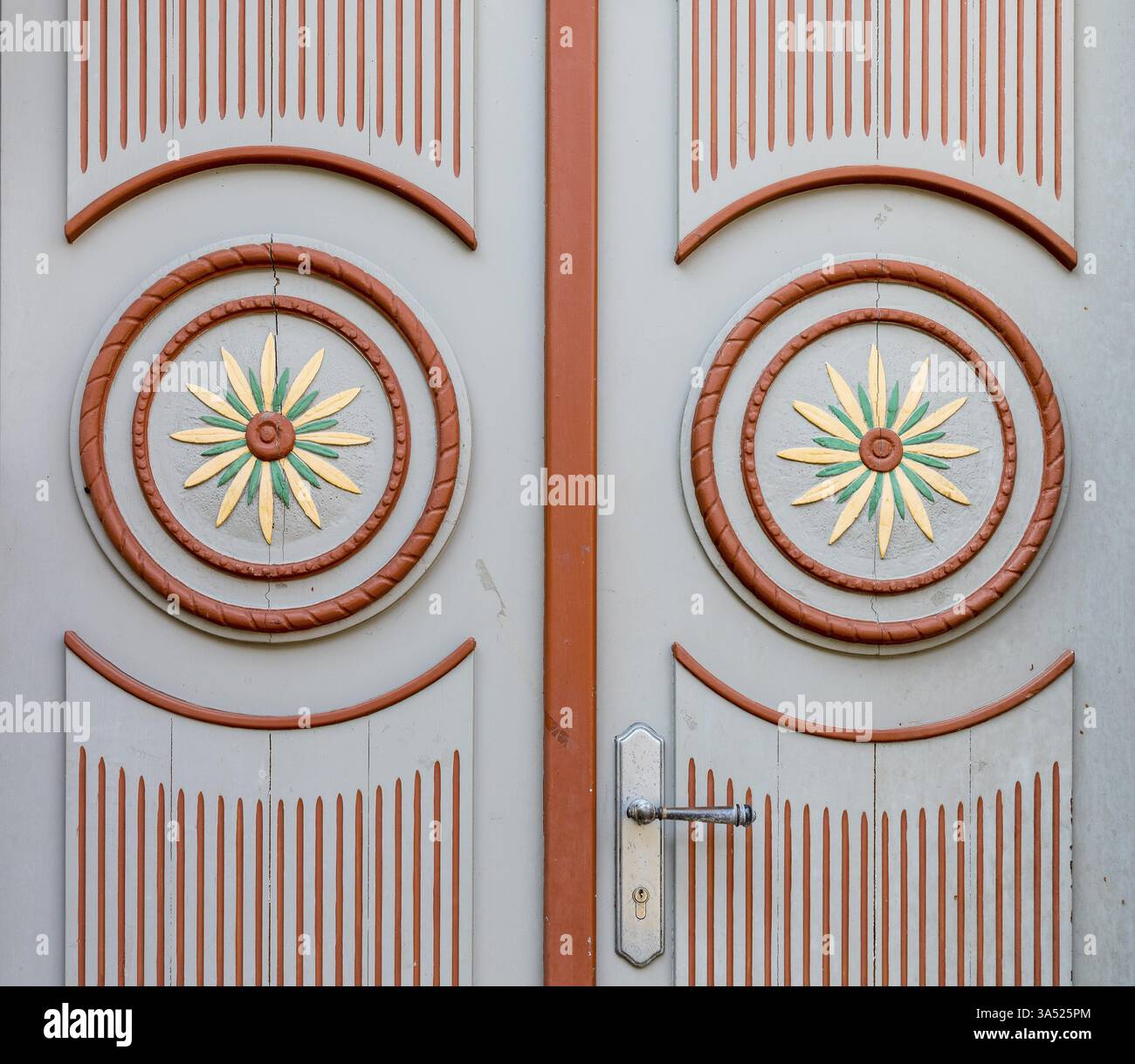 Decorazioni su una porta d'ingresso con cerchi e fiori in rosso e bianco, Parchim, Meclemburgo-Vorpommern, Germania, Europa Foto Stock