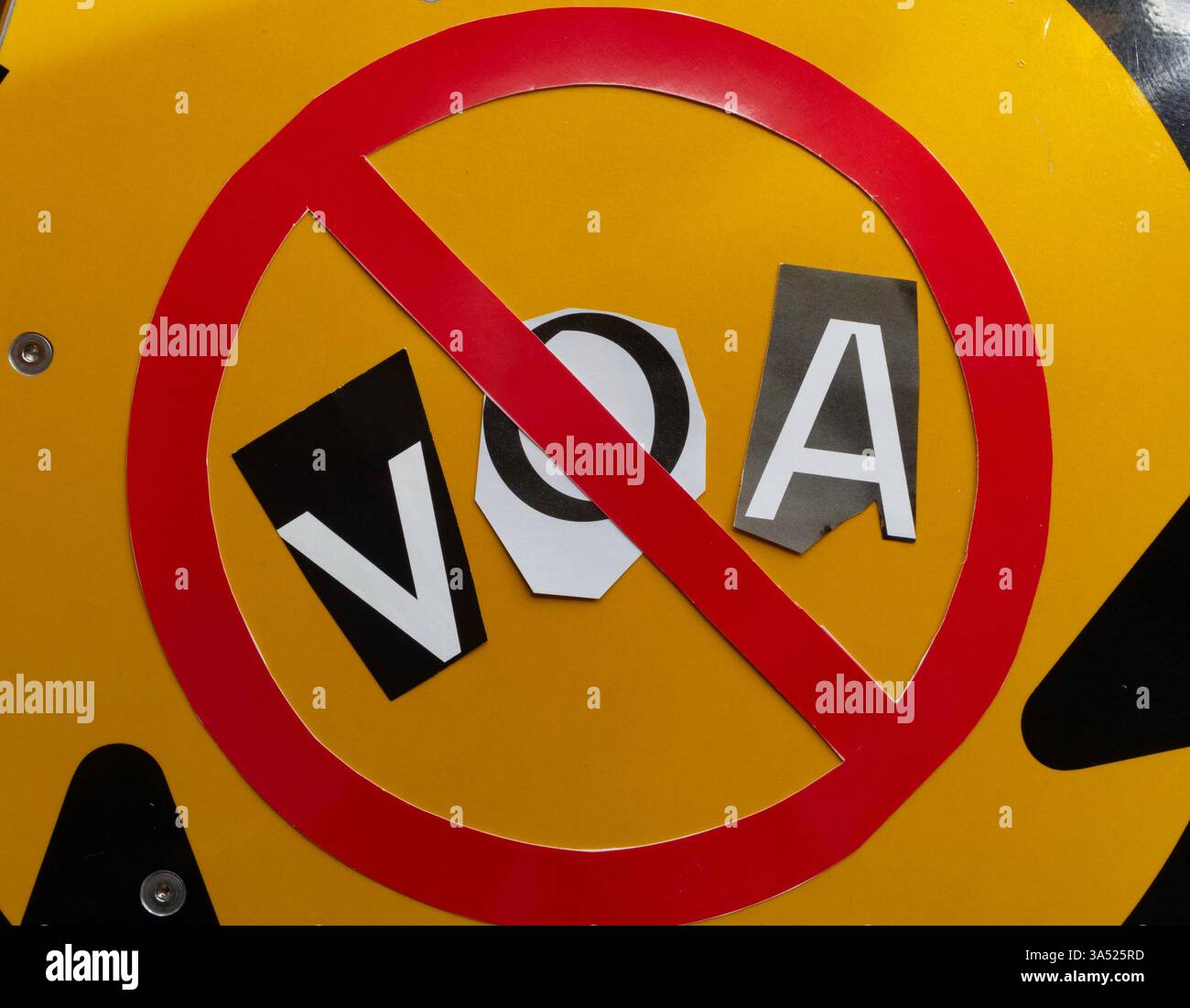 VOA "Voice of America" utilizzando lettere cartacee ritagliate nella tipografia in stile riscatto all'interno dell'International NO Symbol, USA Foto Stock