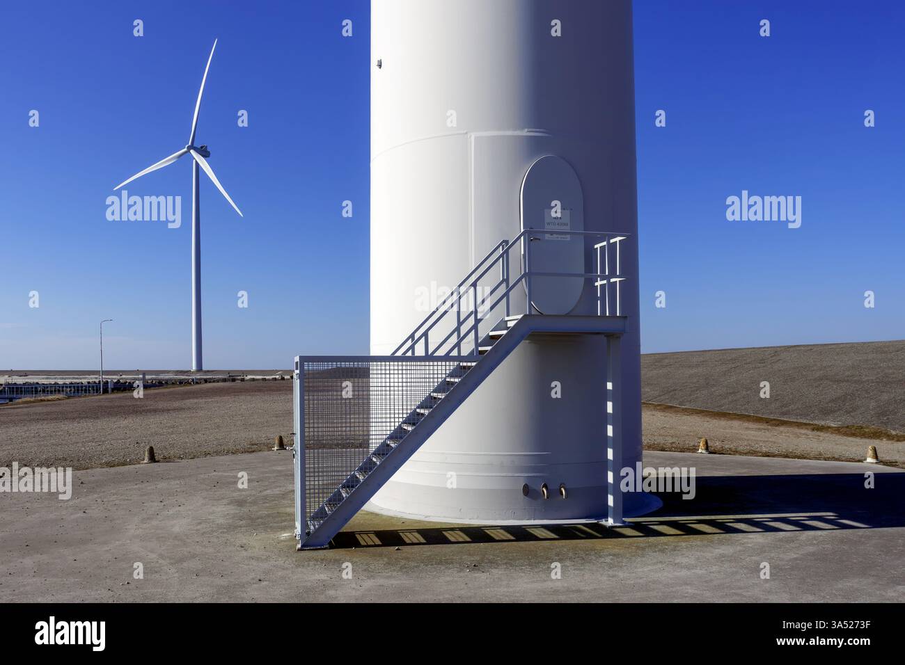 Porta d'ingresso alla torre delle turbine eoliche nel parco eolico/parco eolico di Neeltje Jans, barriera contro le sovratensioni della Schelda orientale in Zelanda, Paesi Bassi Foto Stock